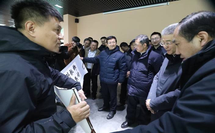 说明: C:\Users\xcb\Desktop\2023年12月26日Beat365领导向教育部副部长展示乡村振兴书法.jpg